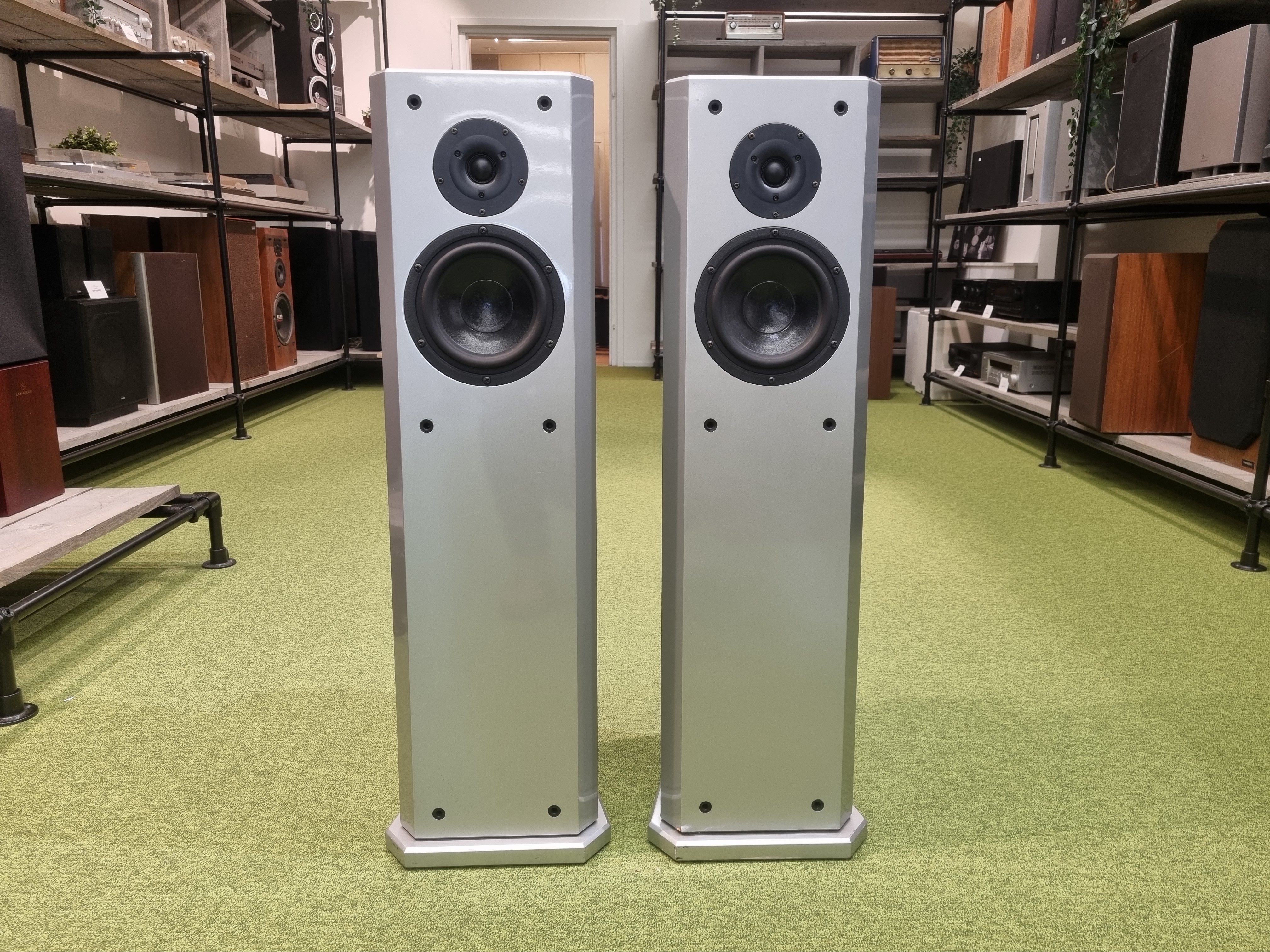 Driade D110 Zuilspeakers - Throwback-HiFi