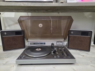 22GF907 Platenspeler met ingebouwde versterker en losse speakers 907 1