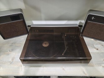 22GF907 Platenspeler met ingebouwde versterker en losse speakers 907 2