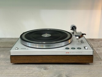 GA-212 Platenspeler 212-8526 2
