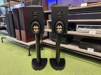 Reference Studio 20 V.4 Speakerset inclusief stands 64242/64243 3