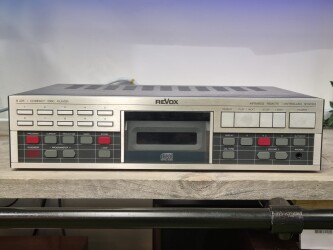 b225 Compact disc player 13806 1
