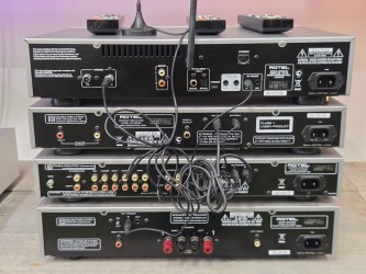 RT-12 Tuner / RCD-06 CD Speler / RC-06 Voorversterker / RB-06 Eindversterker 894-2271059 3