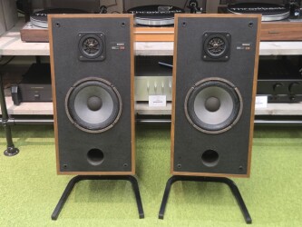 SS-E30 Speakers met Vogels stands 509845 1