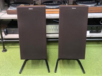 SS-E30 Speakers met Vogels stands 509845 2