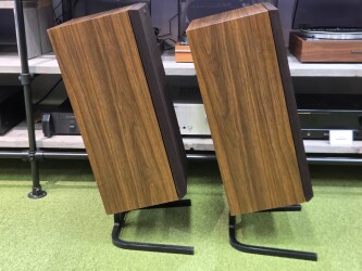 SS-E30 Speakers met Vogels stands 509845 3
