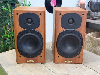 Revolution r1 Speakers 000179P 1